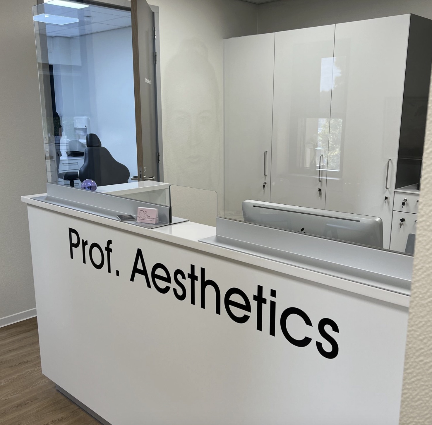 Ontvangstbalie van Prof. Aesthetics in Haren (Groningen)